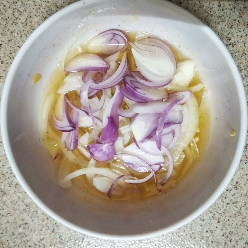 Step 2 Mix the dressing and vegetarian fish sauce for Western bitter melon salad