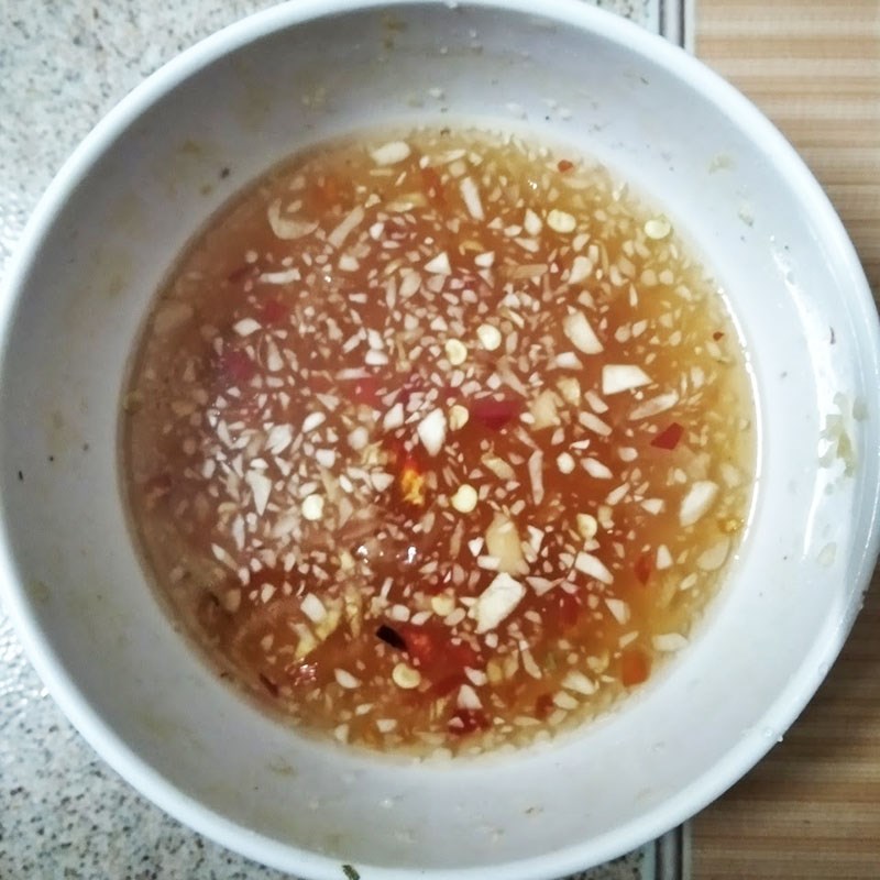 Step 2 Mix the dressing and vegetarian fish sauce for Western bitter melon salad
