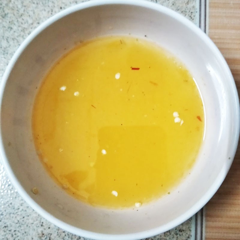 Step 2 Mix the dressing and vegetarian fish sauce for Western bitter melon salad