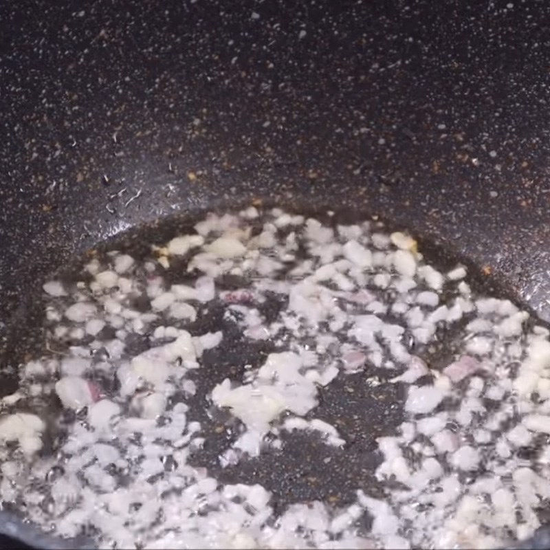 Step 6 Making the sauce Chicken noodles fried in a pan