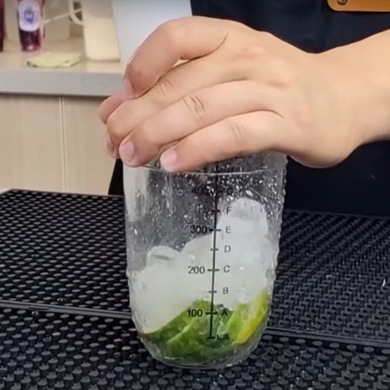 Step 2 Mix Hand-Crafted Lemon Tea in a 500ml Glass