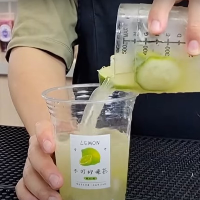 Step 2 Make hand-squeezed lemon tea in a 500ml glass