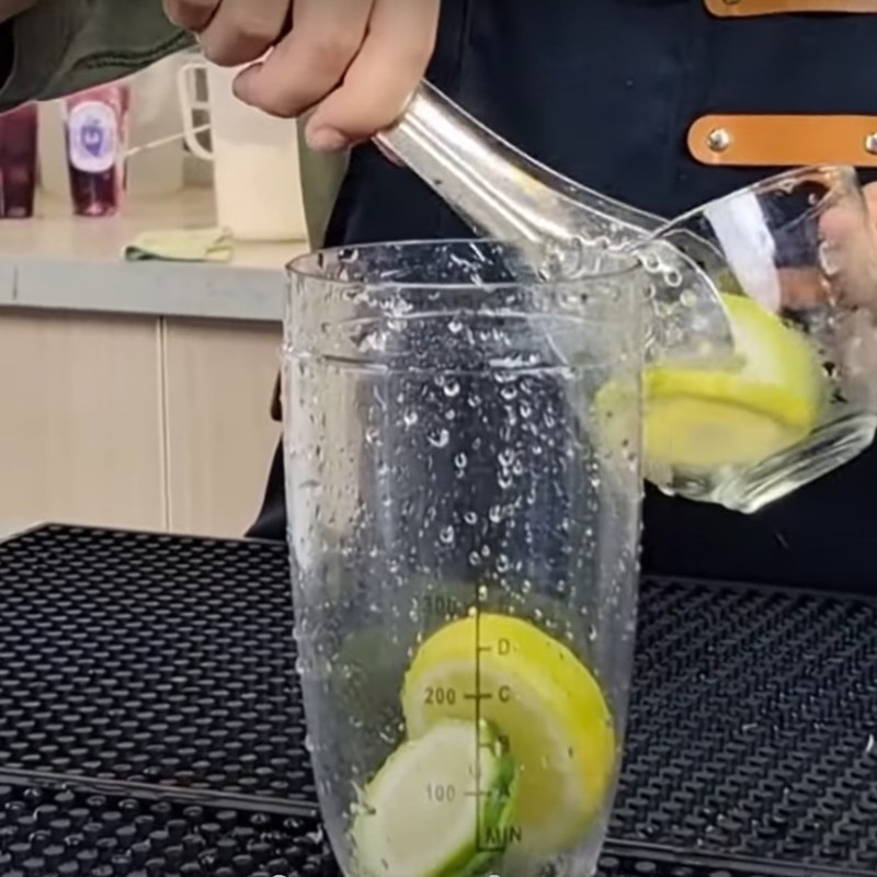 Step 3 Make hand-squeezed lemon tea in a 700ml glass