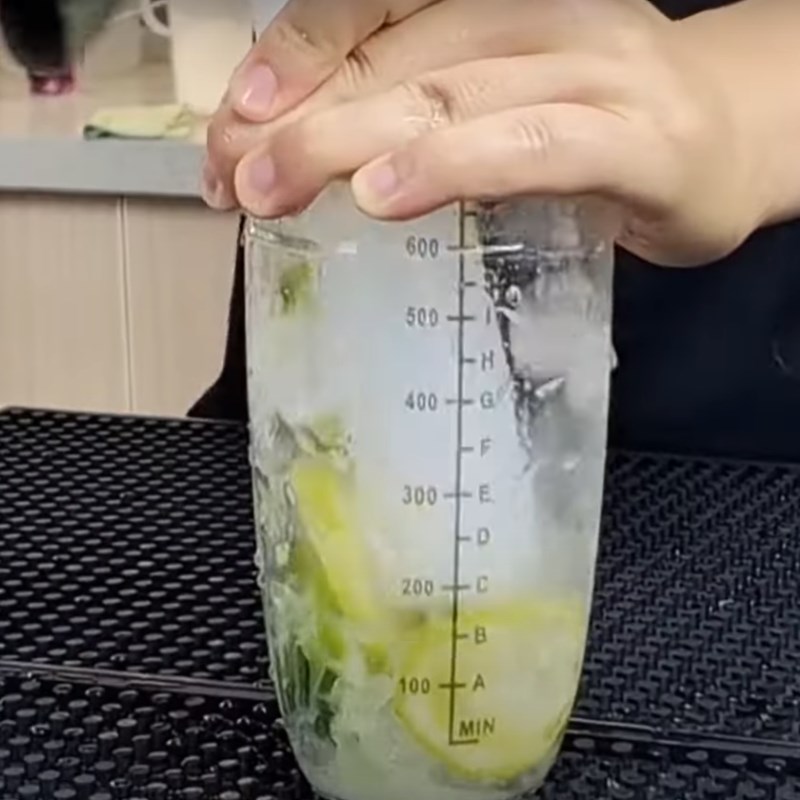 Step 3 Make hand-squeezed lemon tea in a 700ml glass