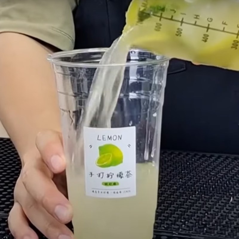 Step 3 Make hand-squeezed lemon tea in a 700ml glass