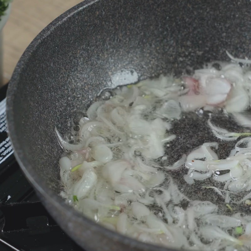 Step 5 Sautéing shallots and stir-frying meat Hủ tiếu mì