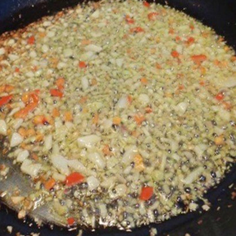 Step 5 Sauté onion and garlic for steamed fish