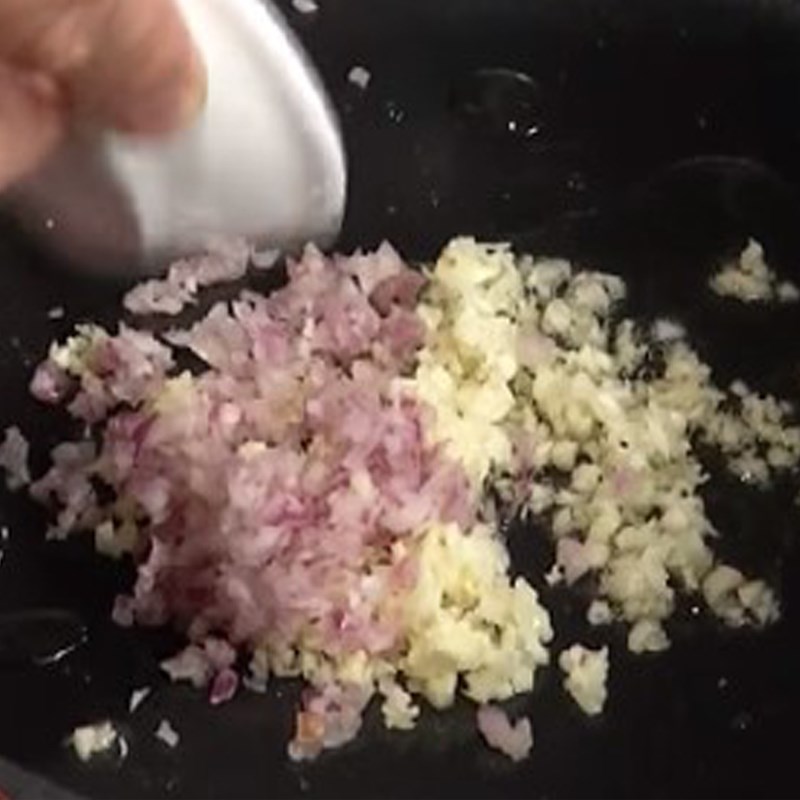 Step 5 Sauté onion and garlic for steamed fish