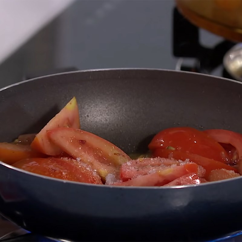 Step 4 Sauté tomatoes for crab noodle soup
