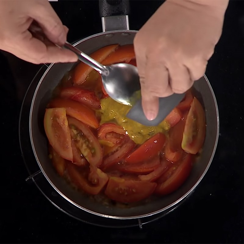 Step 4 Sauté tomatoes for crab noodle soup