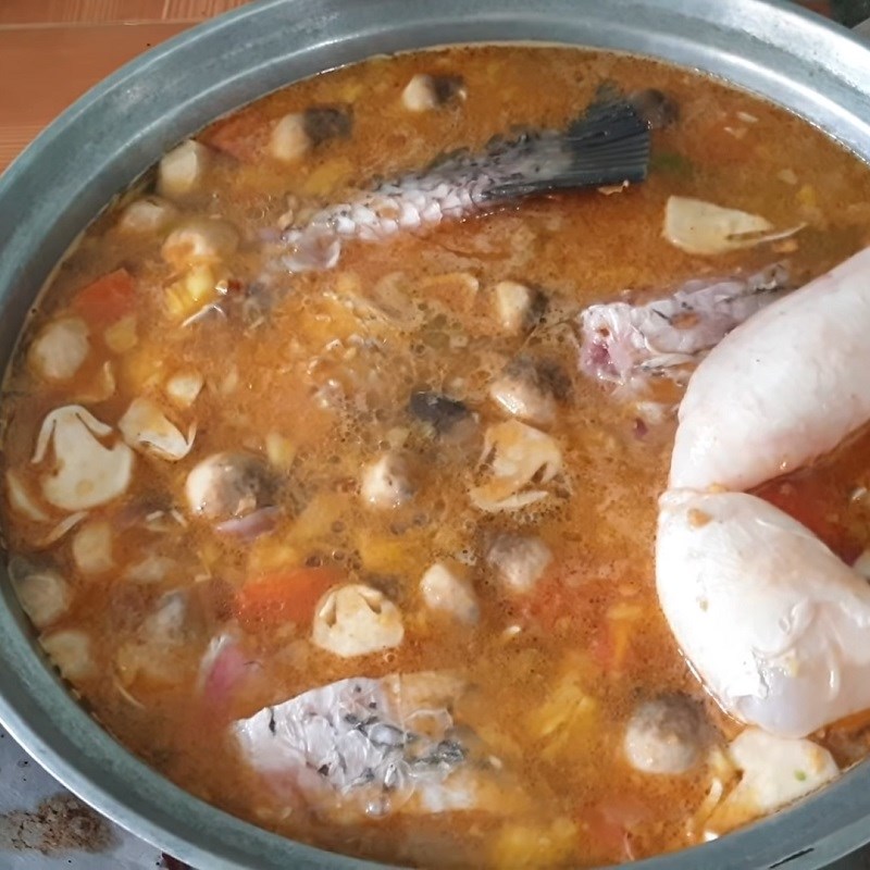 Step 3 Cook the hot pot Fish hot pot
