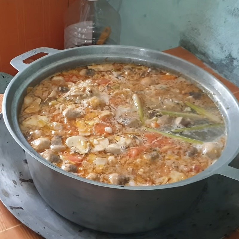 Step 3 Cook the hot pot Fish hot pot