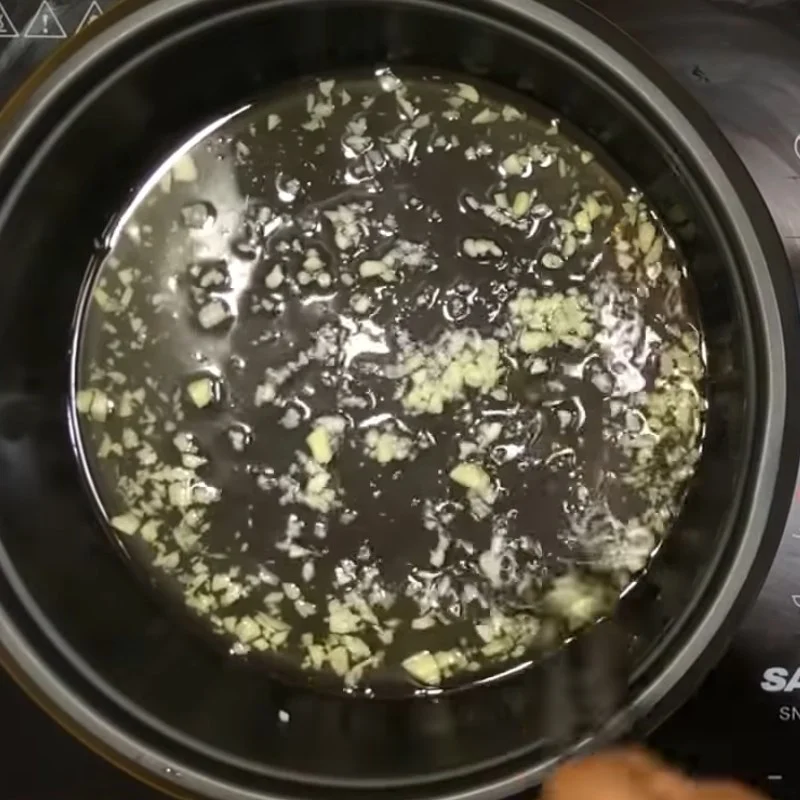 Step 2 Sauté garlic oil for sour shrimp soup with tomato