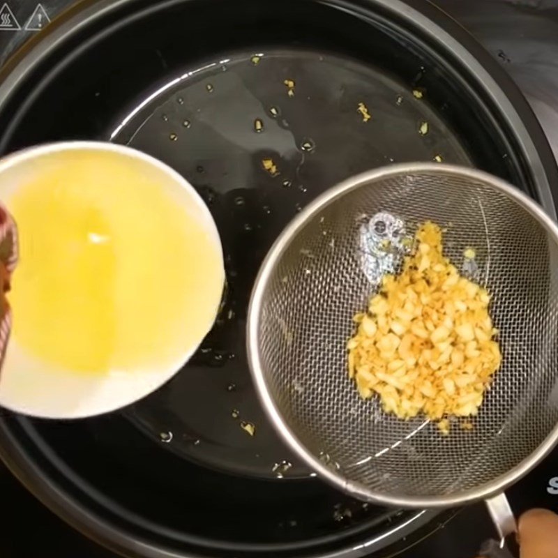 Step 2 Sauté garlic oil for sour shrimp soup with tomato