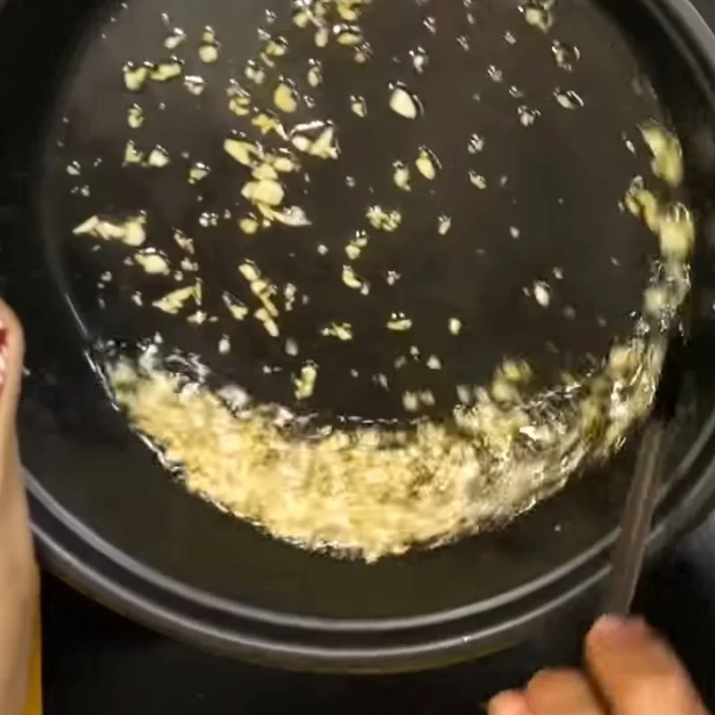 Step 2 Sauté garlic oil for sour shrimp soup with tomato