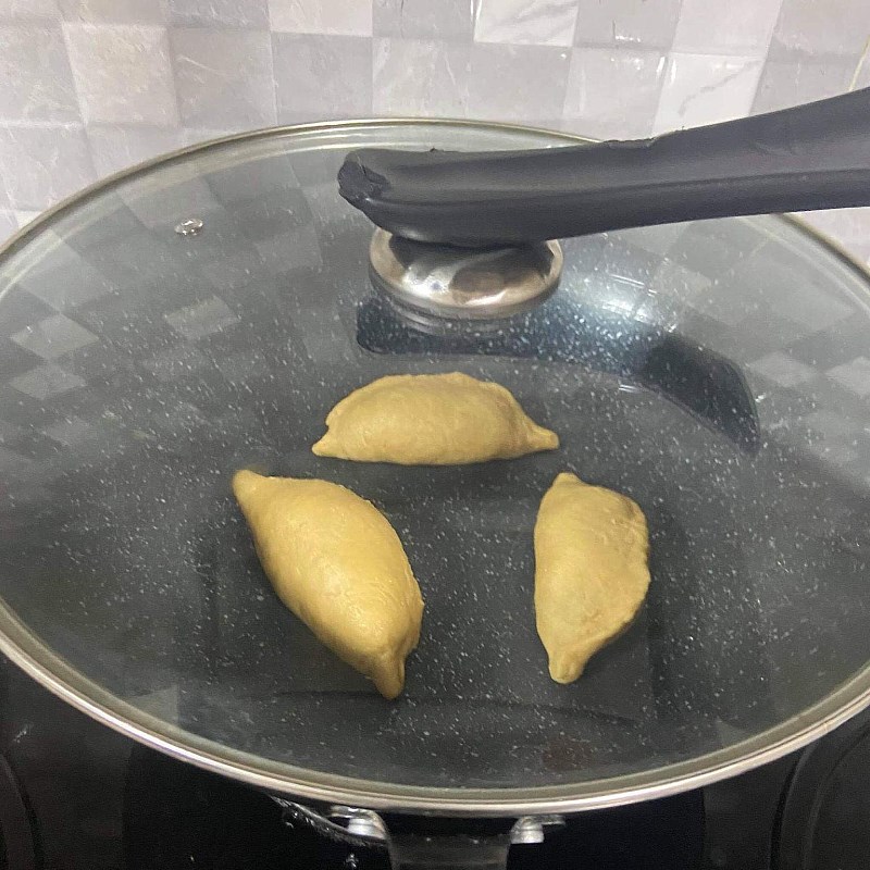 Step 4 Fry the dough Chocolate egg milk bread