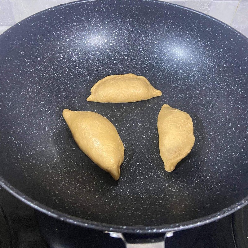 Step 4 Fry the dough Chocolate egg milk bread