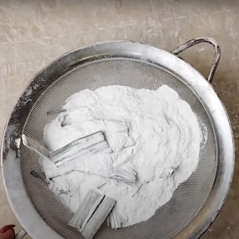 Step 2 Roasting the coating flour for pink cake in the microwave