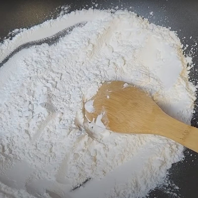 Step 2 Roasting the coating flour for pink cake in the microwave