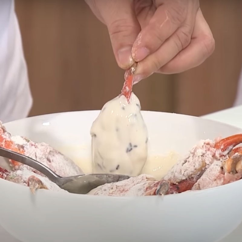 Step 4 Fry the crab claws Fried crab claws with sesame mayo sauce