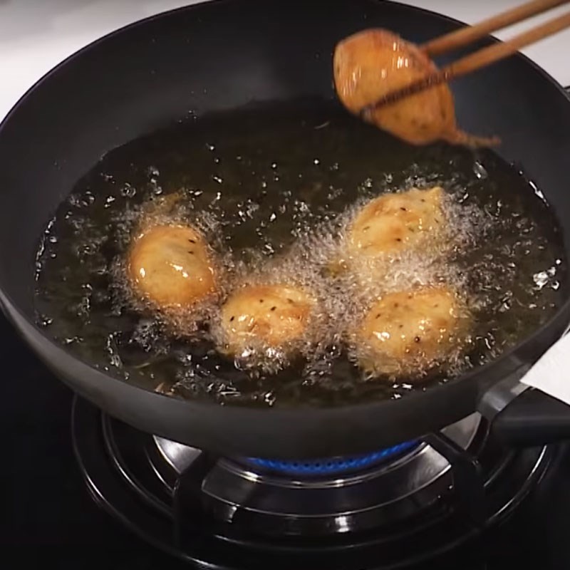 Step 4 Fry the crab claws Fried crab claws with sesame mayo sauce