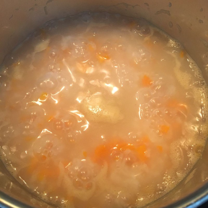 Step 3 Roasting rice and cooking porridge Minced meat carrot porridge