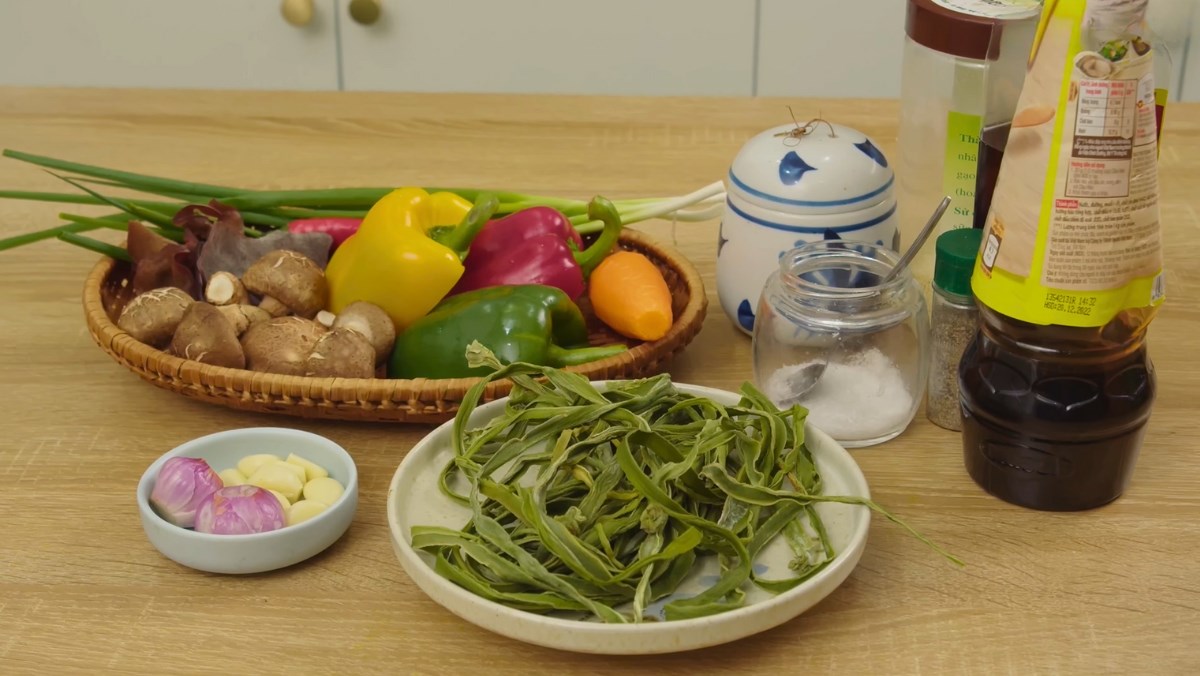Ingredients for the dish on how to cook stir-fried king vegetable with pork and mixed vegetables