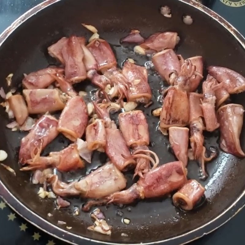 Step 4 Stir-fried squid Sweet and salty dried squid