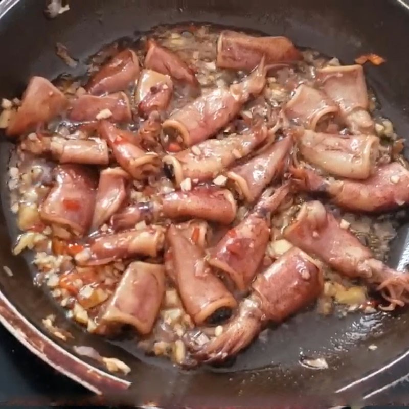 Step 4 Stir-fried squid Sweet and salty dried squid