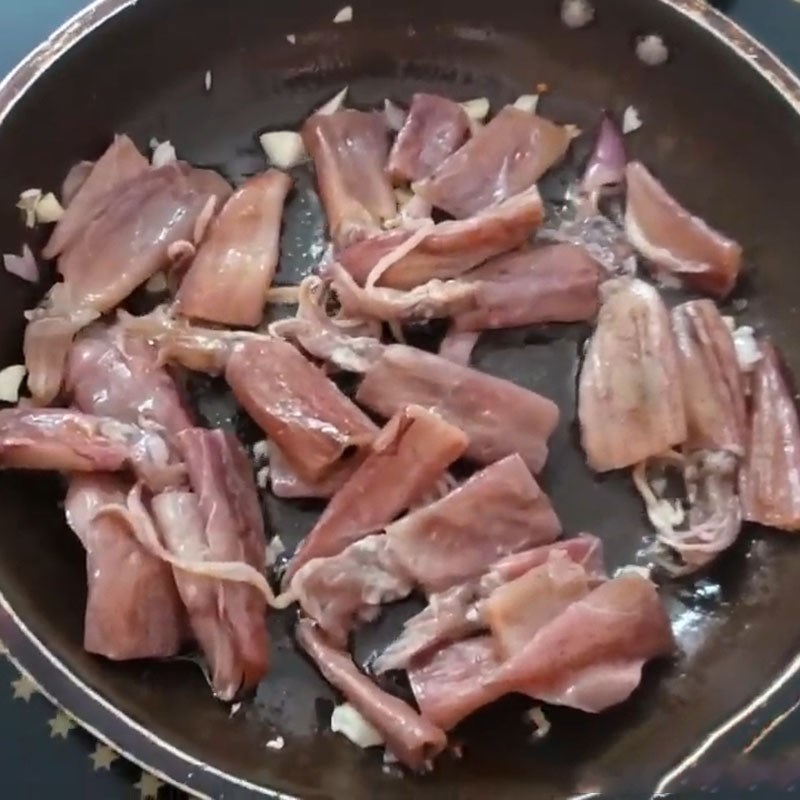 Step 4 Stir-fried squid Sweet and salty dried squid