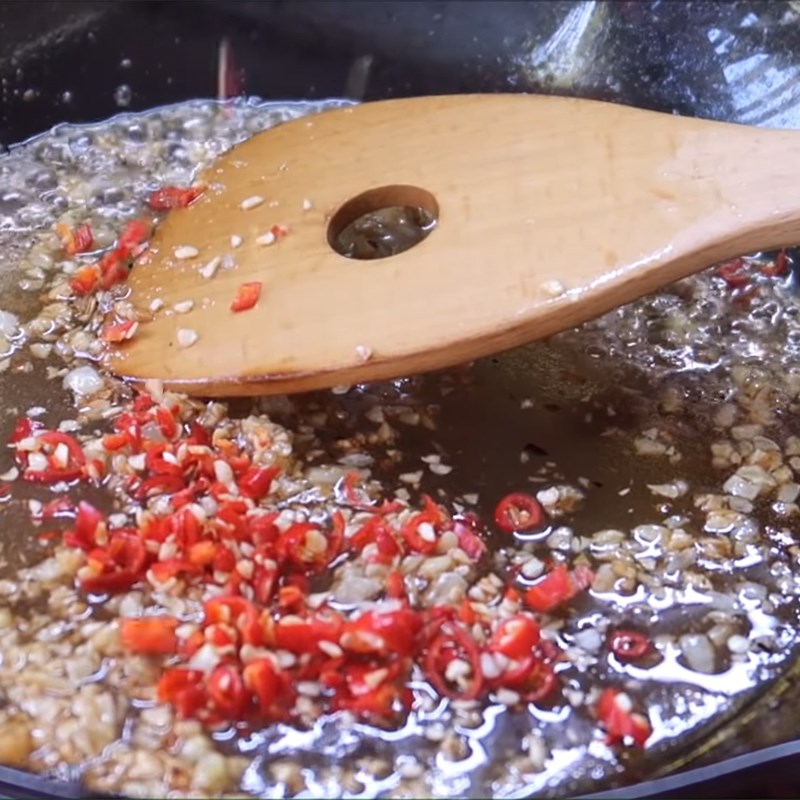Step 3 Fry the pork fat with garlic chili sauce