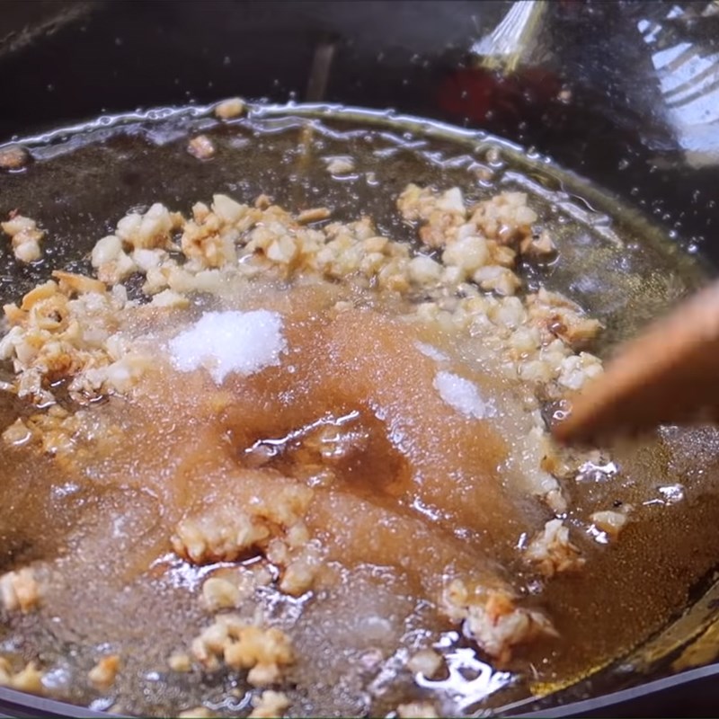 Step 3 Fry the pork fat with garlic chili sauce