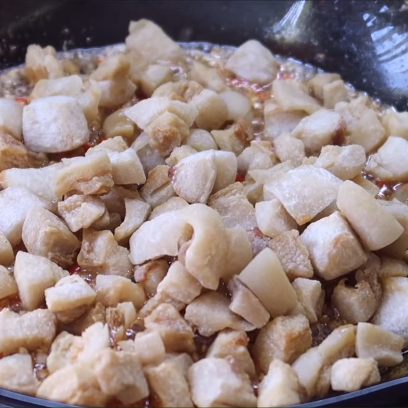 Step 3 Fry the pork fat with garlic chili sauce