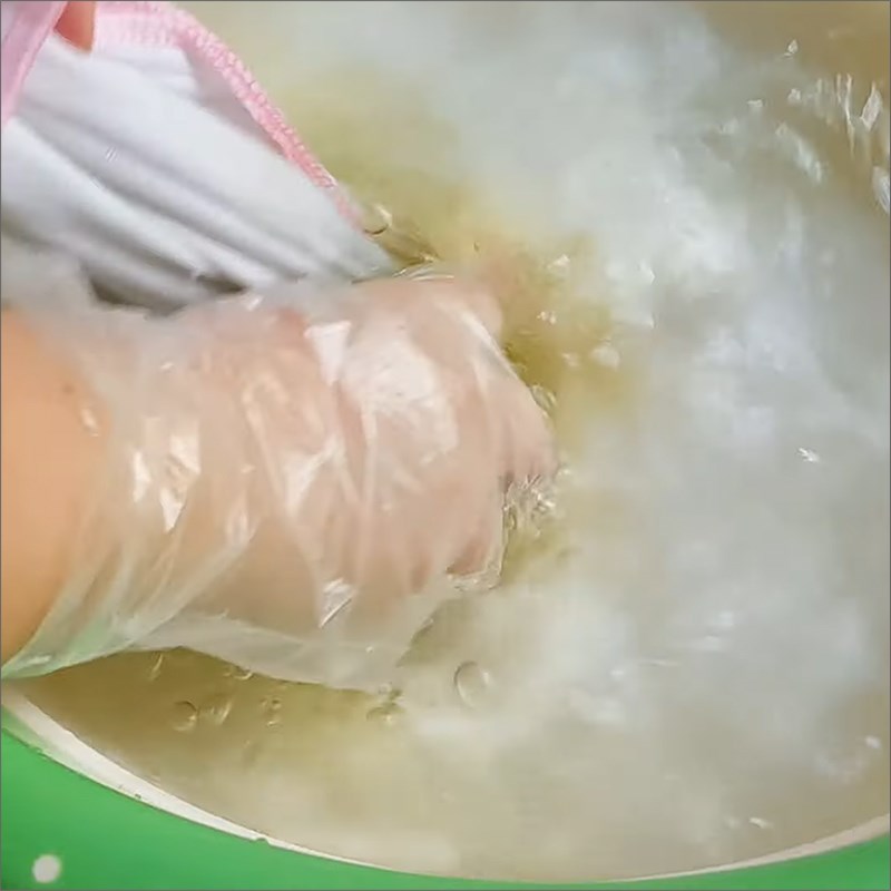 Step 3 Wash the găng leaf powder with slaked lime water Găng jelly from găng leaf powder