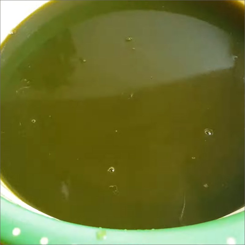Step 3 Wash the găng leaf powder with slaked lime water Găng jelly from găng leaf powder