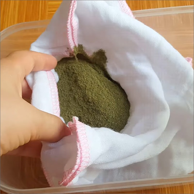 Step 2 Rinse găng leaf powder for Găng Jelly with Găng leaf powder