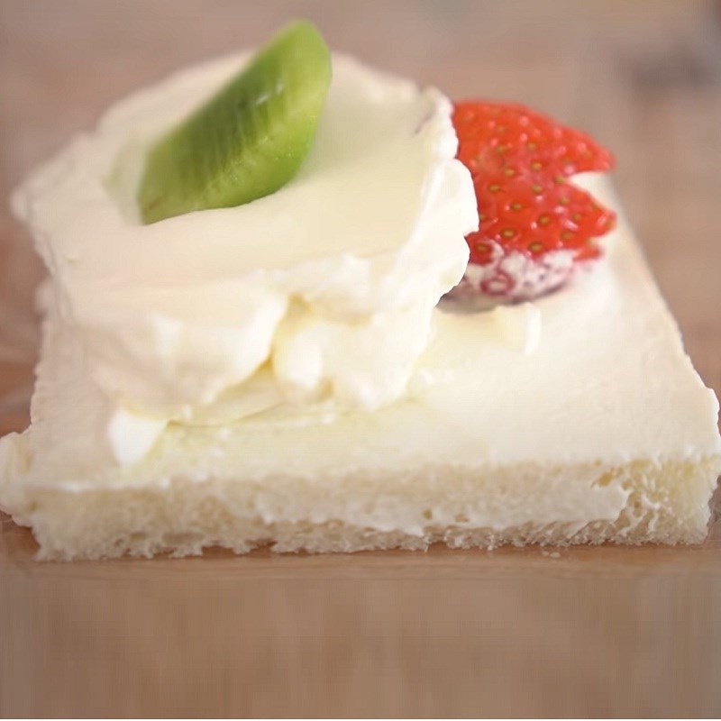 Step 4 Arrange and assemble the sandwich sandwich with fruit