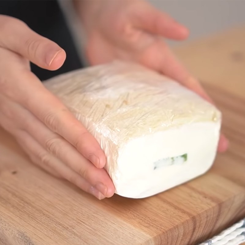 Step 4 Arrange and assemble the sandwich sandwich with fruit