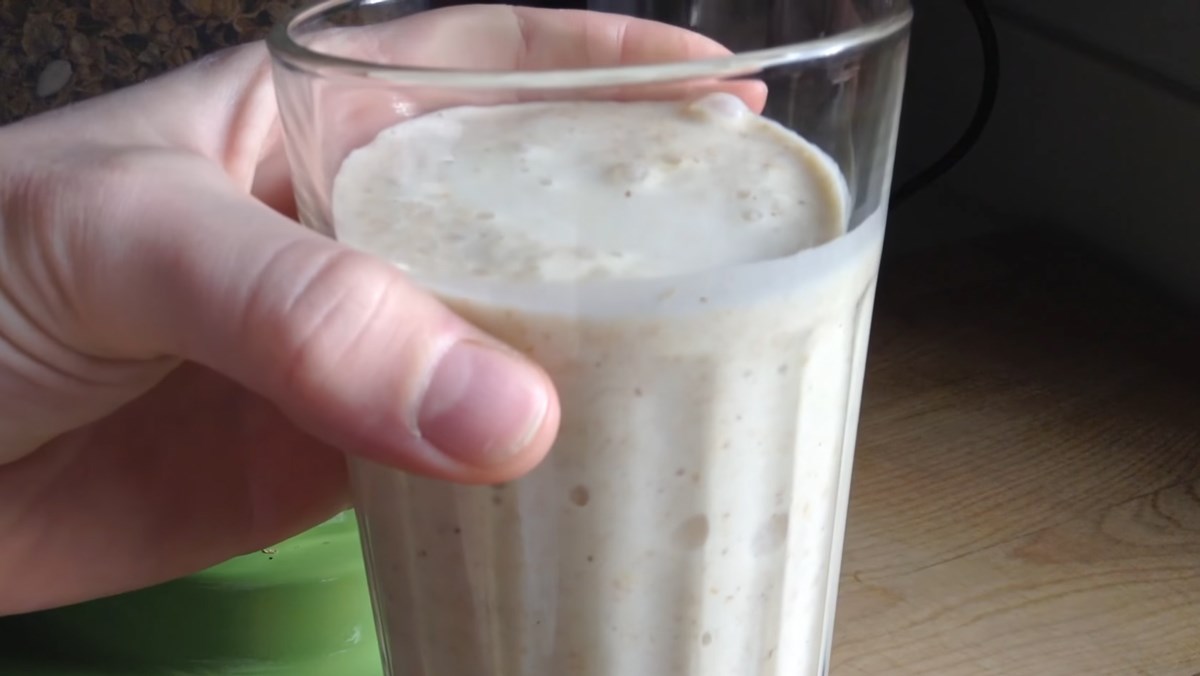 2 Ways to Make Creamy Nutritious Smoothies to Help Easily Gain Weight 13 Banana Walnut Cereal Smoothie