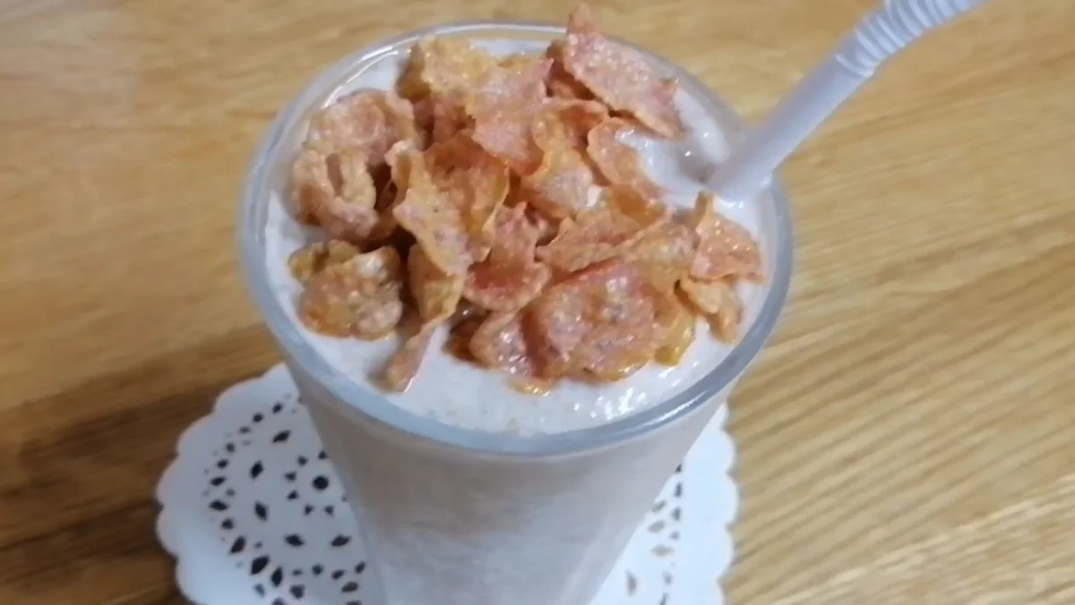 2 Ways to Make Creamy Nutritious Smoothies to Help Easily Gain Weight 2 Yogurt chia seed blended cereal smoothie