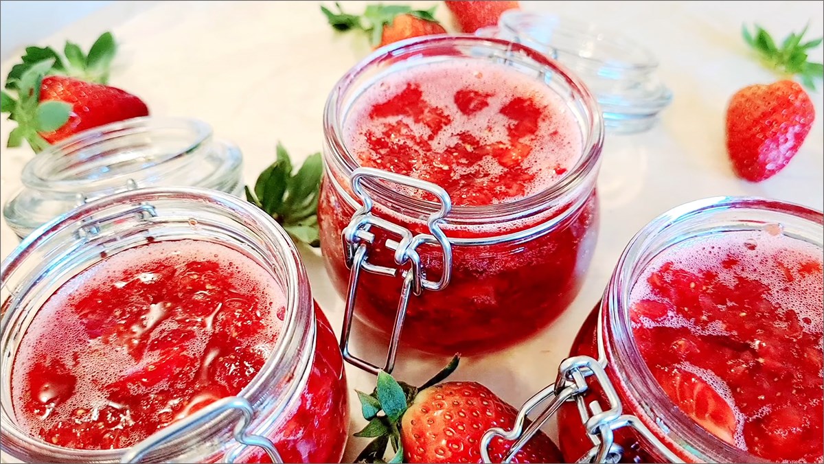 2 Simple and Safe Ways to Make Sweet and Sour Strawberry Syrup at Home 15 Strawberry syrup soaked in sugar