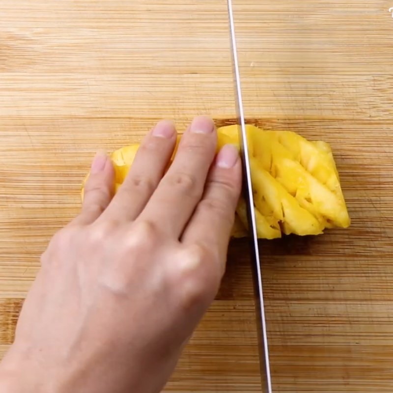 Step 2 Prepare the other ingredients Pork stir-fried with pineapple