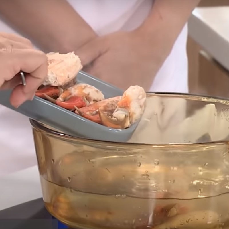 Step 1 Prepare the ingredients for salted chili crab claws