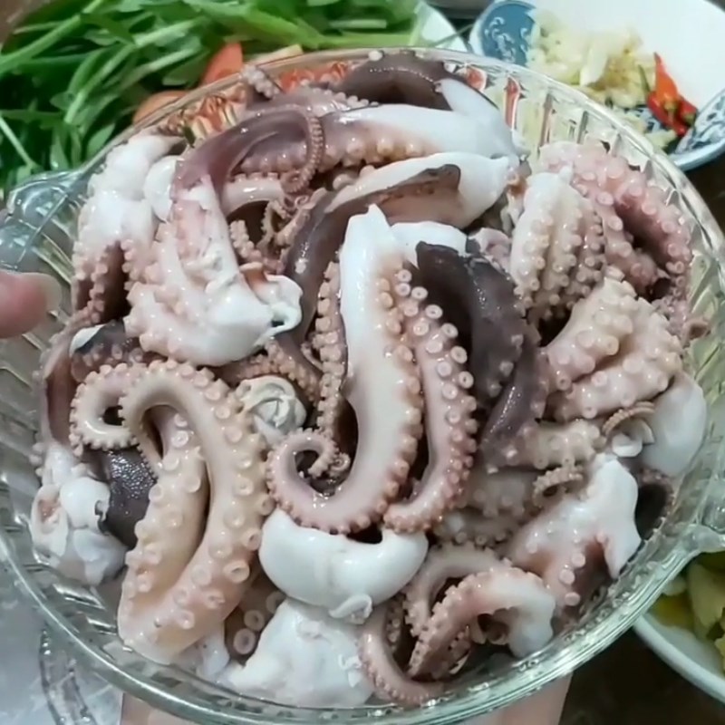 Step 1 Prepare the octopus Stir-fried octopus with pickled cabbage
