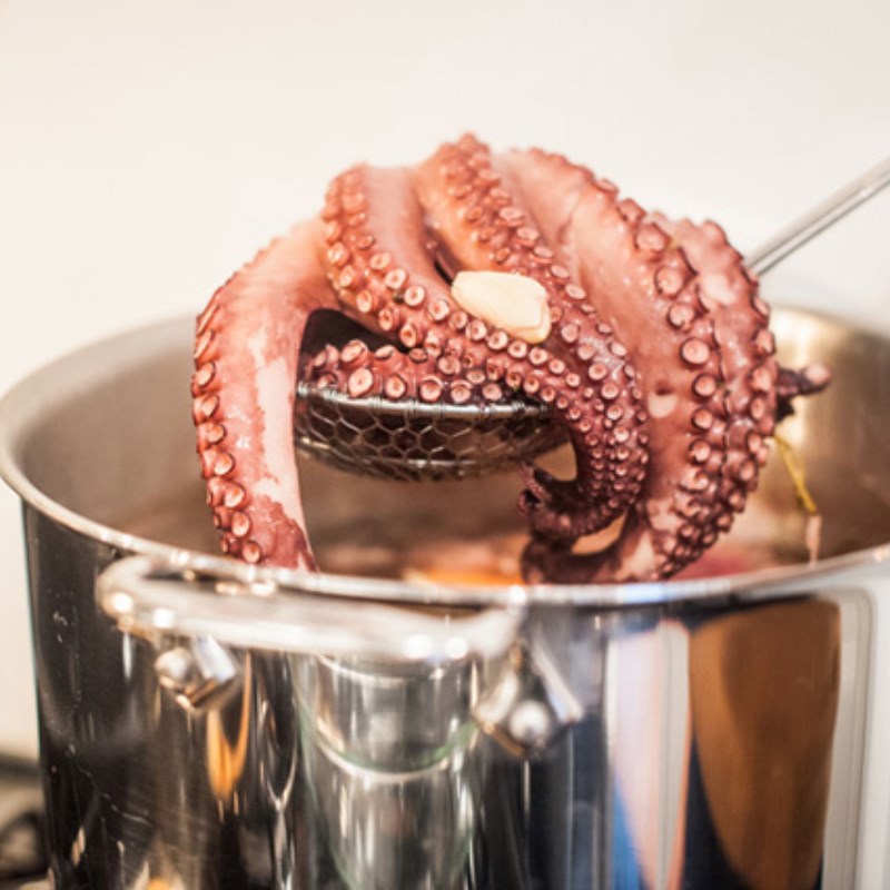 Step 1 Prepare the octopus Stir-fried octopus with pickled mustard greens