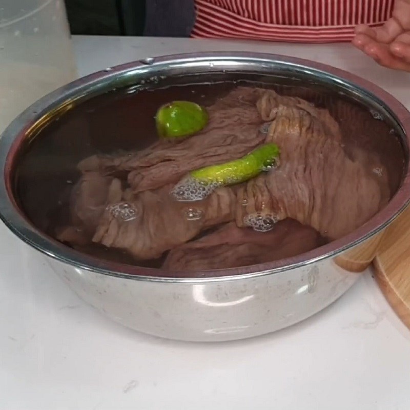 Step 1 Prepare the fish stomach for Fish Stomach Hotpot with Green Pepper