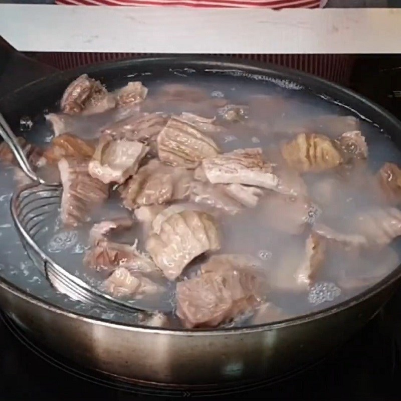 Step 1 Preparing fish stomach for fish stomach hotpot with green pepper