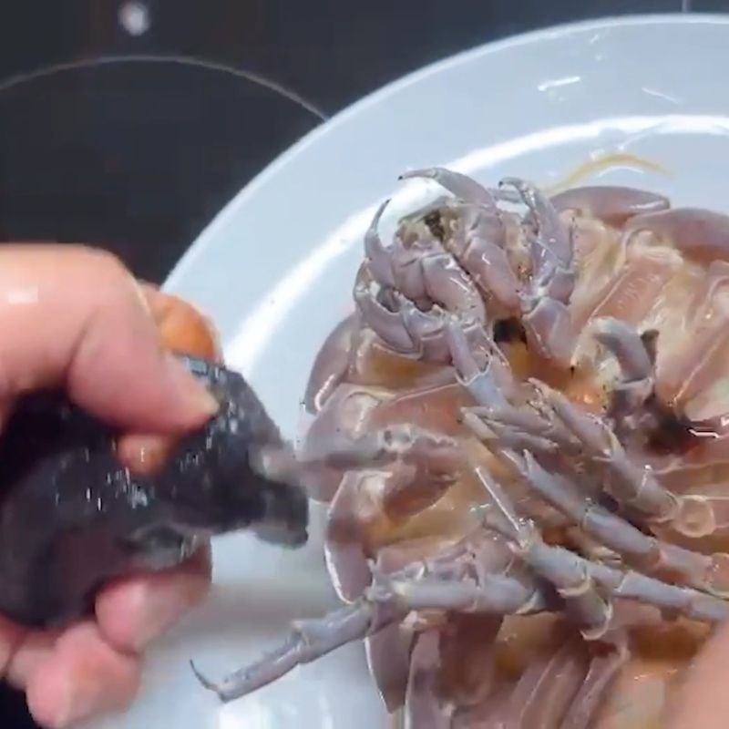 Step 1 Prepare the sea bug for Grilled Sea Bugs with Scallions