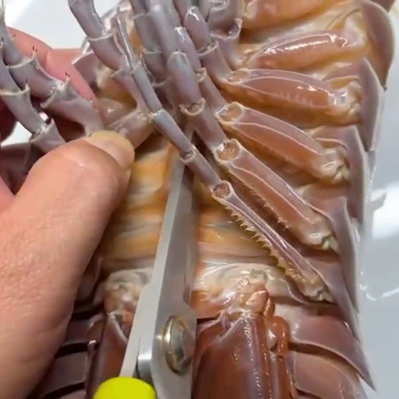 Step 1 Prepare the sea bug for Grilled Sea Bugs with Scallions