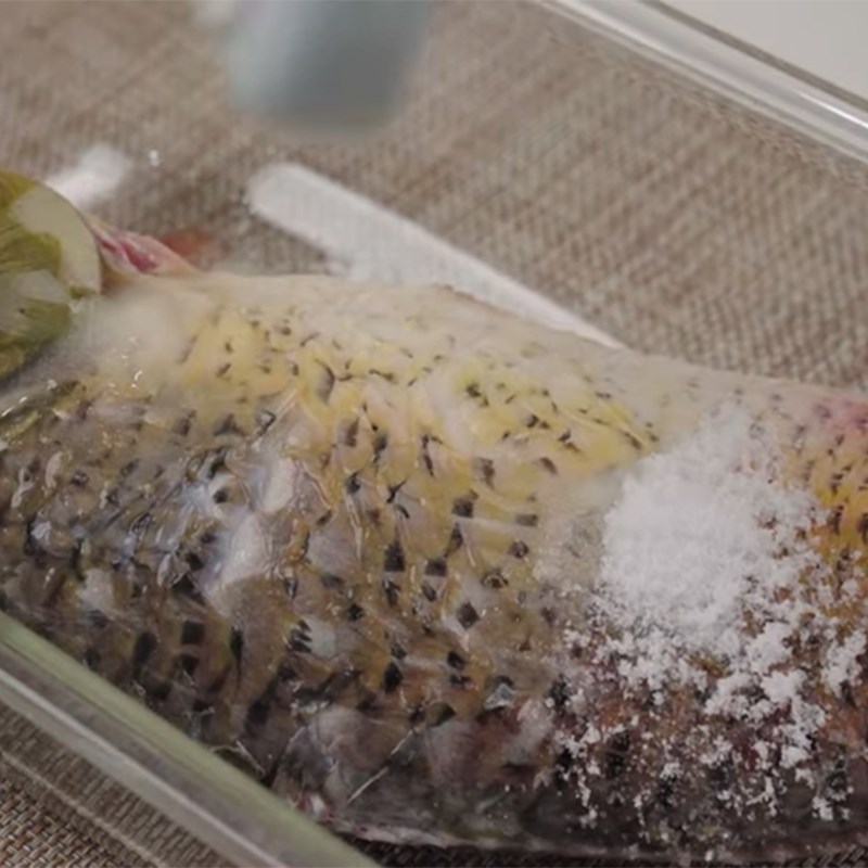 Step 1 Prepare the carp Carp steamed with beer and lemongrass